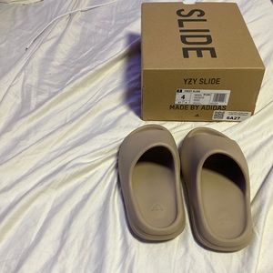 Yeezy slides size 4 men color, pure/purple